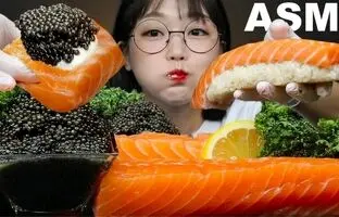(ویدئو) غذا خوردن با صدا؛ دختر جوان کره ای 2 کیلوگرم ماهی سالمون خام را با خاویار خورد!