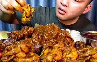 (ویدئو) غذا خوردن با صدا؛ خوردن 3 کیلوگرم چلو جگر مرغ و پوست مرغ توسط جوان چینی
