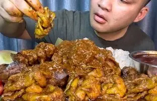(ویدئو) غذا خوردن با صدا؛ خوردن 3 کیلوگرم چلو جگر مرغ و پوست مرغ توسط جوان چینی