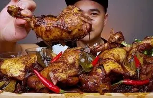 (ویدئو) غذا خوردن با صدا؛ خوردن تماشایی 3.5 کیلوگرم چلو مرغ توسط جوان مشهور فیلیپینی