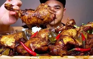 (ویدئو) غذا خوردن با صدا؛ خوردن تماشایی 3.5 کیلوگرم چلو مرغ توسط جوان مشهور فیلیپینی