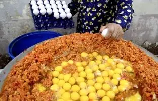 (ویدئو) غذای خیابانی؛ پخت املت با 240 تخم مرغ توسط یک فروشنده مشهور خیابانی در بمبئی