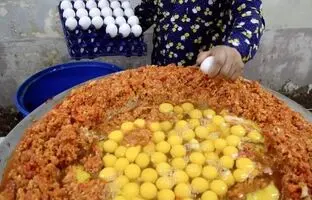 (ویدئو) غذای خیابانی؛ پخت املت با 240 تخم مرغ توسط یک فروشنده مشهور خیابانی در بمبئی