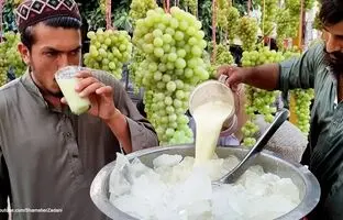 (ویدئو) تهیه آبمیوه انگور تازه توسط فروشنده مشهور خیابانی پاکستانی