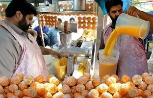 (ویدئو) تهیه آب پرتقال خیابانی به شیوه متفاوت فروشنده مشهور پاکستانی