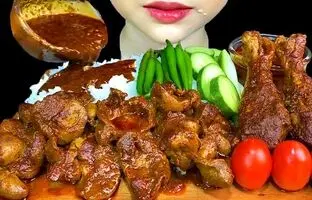 (ویدئو) خوردن متفاوت 3.5 کیلوگرم پا، جگر و سنگدان مرغ با برنج توسط دختر مشهور تایلندی