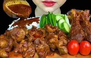 (ویدئو) خوردن متفاوت 3.5 کیلوگرم پا، جگر و سنگدان مرغ با برنج توسط دختر مشهور تایلندی