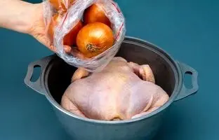 (ویدئو) تا حالا مرغ رو با پوست پیاز پُختی!
