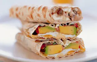 (ویدئو) طرز تهیه رپ مرغ سرخ شده با سس بوفالو