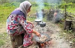 (ویدئو) ببینید این بانوی روستایی سوادکوهی چه غذای متفاوتی با گوشت و گردو طبخ می کند