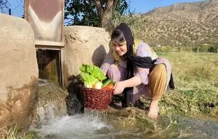(ویدئو) ببینید این دختر جوان کردستانی با چه مهارتی سماق پلو با گوشت طبخ می کند