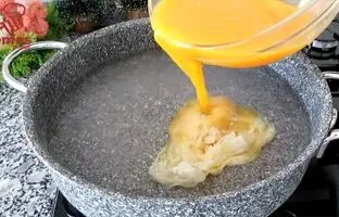 (ویدئو) پخت یک غذای خوشمزه و جدید با تخم مرغ پخته توسط آشپز مشهور استانبولی