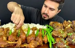(ویدئو) غذا خوردن با صدا؛ خوردن 4 کیلوگرم مرغ + گوشت گوسفند + فلفل سبز + برنج توسط جوان پاکستانی