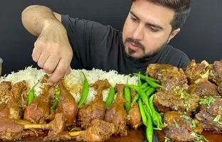 (ویدئو) غذا خوردن با صدا؛ خوردن 4 کیلوگرم مرغ + گوشت گوسفند + فلفل سبز + برنج توسط جوان پاکستانی