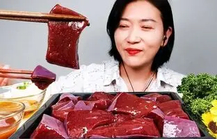 (ویدئو) خوردن یک کیلوگرم جگر گاو خام توسط چهره مشهور کره ای