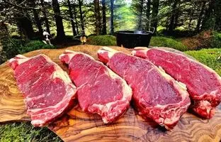 (ویدئو) غذای روستایی؛ مهارت دیدنی آشپز مشهور روستایی انگلیسی در طبخ نان و سوخاری گوشت