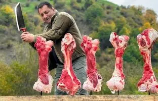 (ویدئو) غذای روستایی؛ پخت متفاوت و تماشایی یک سوپ با استخوان گاو توسط آشپز مشهور آذربایجانی