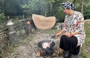 (ویدئو) غذای روستایی؛ پخت یک غذای مازندارنی با مرغ توسط کدبانوی سوادکوهی