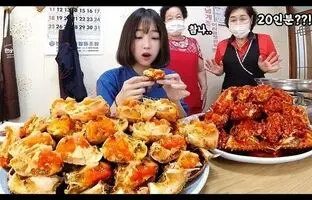 (ویدئو) خوردن 7 کیلوگرم خرچنگ به روش های مختلف توسط دختر مشهور کره ای