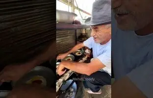 (ویدئو) غذای خیابانی در فومن؛ طبخ املت لوبیای 35 هزار تومانی به سبک دایی مجید