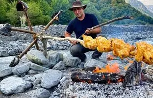 (ویدئو) غذای روستایی؛ کباب کردن 4 مرغ روی ذغال توسط آشپز مشهور روستایی آذربایجانی