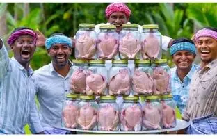(ویدئو) پخت تماشایی چند مرغ در ظرف شیشه ای توسط پدر و پسران روستایی هندی