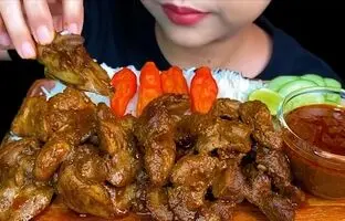 (ویدئو) خوردن متفاوت 2 کیلوگرم چلو جگر و سنگدان مرغ توسط دختر مشهور تایلندی