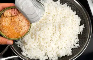 (ویدئو) آلمانی ها با کنسرو تن ماهی و برنج این غذای خوشمزه را طبخ می کنند