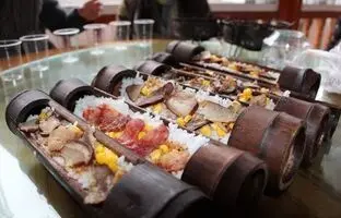 (ویدئو) غذاهای خیابانی: تایوانی ها به این شکل عجیب غذاها در تنه درخت بامبو کباب می کنند!