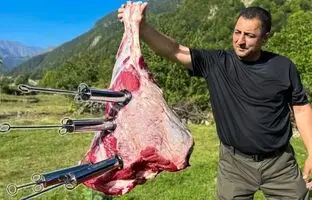 (ویدئو) روشی منحصر به فرد برای کباب کردن ران 20 کیلوگرمی گاو؛ کباب خوردن بچه های روستا