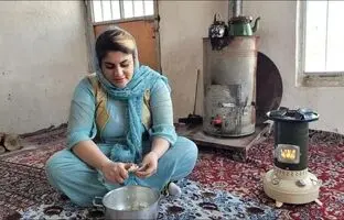 (ویدئو) پخت تماشایی مرغ زعفرانی به سبک و سیاق دختر جوان روستایی کردستانی