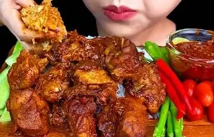 (ویدئو) غذا خوردن با صدا؛ خوردن 1.5 کیلوگرم چلو اردک تند توسط دختر جوان تایلندی