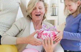 برای مادربزرگت این هدیه‌ها رو بخر! خوشحال می‌شه!