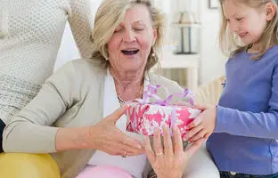 برای مادربزرگت این هدیه‌ها رو بخر! خوشحال می‌شه!