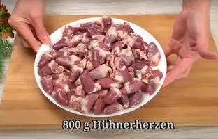 (ویدئو) پخت یک غذای خوشمزه با 800 گرم دل مرغ به سبک آشپز مشهور آلمانی
