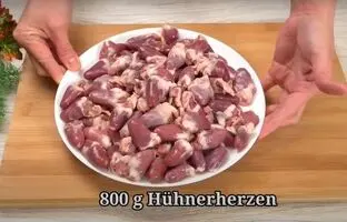 (ویدئو) پخت یک غذای خوشمزه با 800 گرم دل مرغ به سبک آشپز مشهور آلمانی