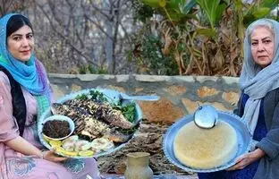(ویدئو) پخت پلو ماهی کبابی روی ذغال به سبک مادر و دختر روستایی کردستانی