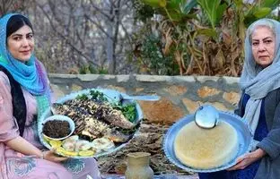 (ویدئو) پخت پلو ماهی کبابی روی ذغال به سبک مادر و دختر روستایی کردستانی