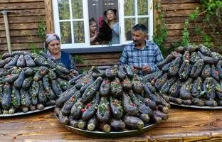 (ویدئو) غذاهای روستایی: تهیه ترشی بادمجان شکم پر به سبک بانوی روستایی آذربایجانی