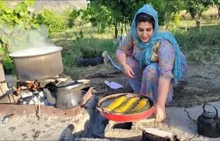 (ویدئو) غذاهای روستایی: پخت یک ماهی شکم پر متفاوت توسط بانوی روستایی کردستانی