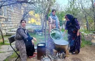 (ویدئو) پخت تماشایی آش ذغالی توسط مادر و دختران روستایی مشهور کردستانی