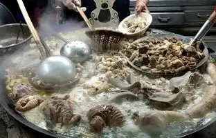 (ویدئو) غذای خیابانی؛ طبخ سیراب شیردان، دل و جگر و گوشت گاو به سبک آشپز تایوانی