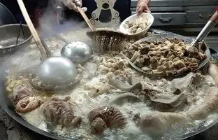(ویدئو) غذای خیابانی؛ طبخ سیراب شیردان، دل و جگر و گوشت گاو به سبک آشپز تایوانی