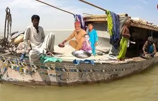 (ویدئو) قبیله باستانی پاکستانی که قرنهاست پا به خشکی نگذاشته اند