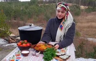 (ویدئو) غذاهای روستایی: پخت یک کوفته متفاوت توسط بانوی روستایی اوکراینی