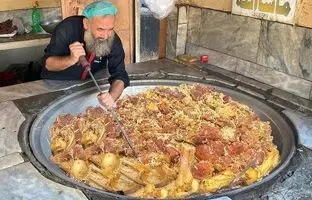 (ویدئو) پخت 100 کیلوگرم کابلی پلو توسط مشهورترین آشپز خیابانی پاکستان