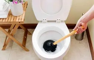 (ویدئو) این 10 روش ساده برای رفع گرفتگی لوله توالت حتما به کارتان می آید