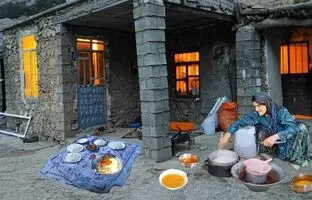 (ویدئو) پخت یک غذای محلی با مرغ، سیب زمینی و پیاز توسط بانوی روستایی ایرانی