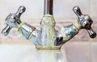 چطور با مواد طبیعی رسوب شیرآلات را تمیز کنیم؟