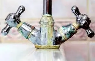 چطور با مواد طبیعی رسوب شیرآلات را تمیز کنیم؟
